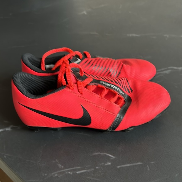 Nike soccer cleats. Good condition. Size 3. - Picture 4 of 4